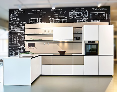 Bijzondere designkeuken in ijswit en warmgrijs - Forma Mentis (Koje 8 KH)