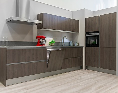 X-line Wood Eiken Sepia 4 - Rechte keuken met kastenwand en Siemens apparatuur