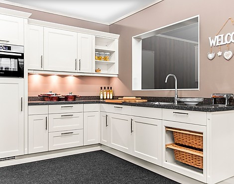 Chalet White - Ruime landelijke hoekkeuken met Bosch apparatuur