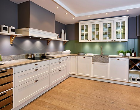 Romantische landelijke keuken in wit en saliegroen - Vienna Satijnlak (Koje 12 KH)