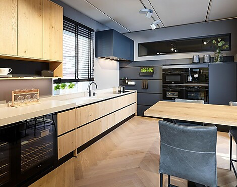 Sfeervolle modern-landelijke hoekkeuken met 10 Miele apparaten - NX620 + NX912 Eiken Bianco en matglas Indigoblauw (Koje 65 KH)