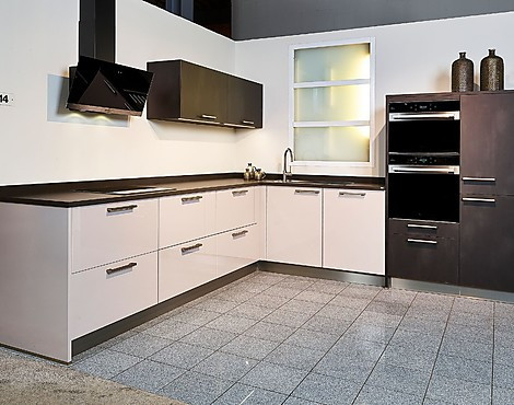 Hoekkeuken met composiet werkblad - Contur Uni Gloss zandgrijs en Targa Steel dark effect (Koje 14 KL)