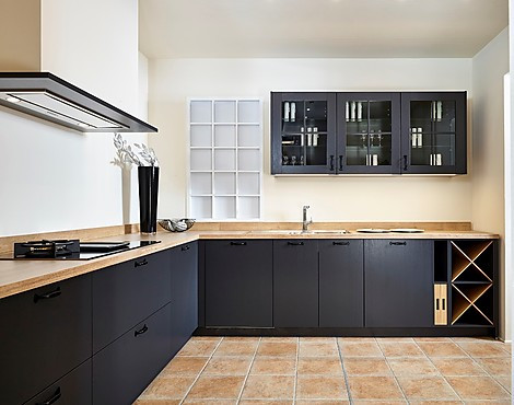 Hoekkeuken in lavazwart houtdecor met vitrine-bovenkasten - Arosa (Koje 125 KL)