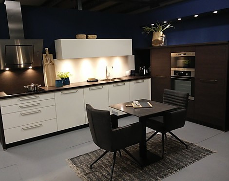 Praktische hoekkeuken afm. 400 x 250cm - Pamplona silk hoogglans gecombineerd met San Remo eiken tabaco