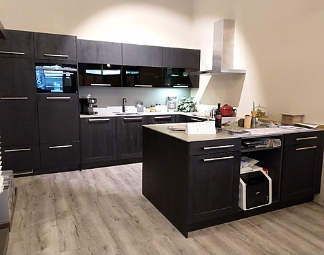 50% Korting showroomkeuken zwart hout incl.apparatuur - Houten U-keuken zwart