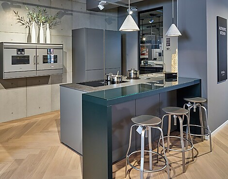 Industriële eilandkeuken met bar en Gaggenau apparatuur - NX500 in antraciet-grijze satijnlak (Koje 67 KH)