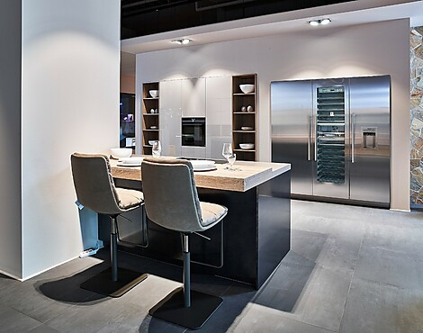Bijzondere keuken met schiereiland en eiken details - Smart Glas Zandgrijs en Ferro Metaaleffectlak Titan Smoke