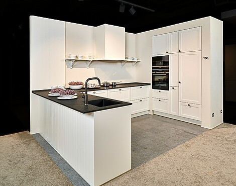 Landelijke U-keuken met schiereiland - Vienna in witte satijnlak (Koje136 KL)