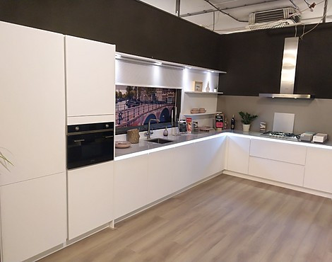 35% Korting showroomkeuken sneeuwwit mat incl.apparatuur - Sneeuwwitte keukenopstelling in matte uitvoering