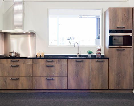 Domino Vergrijsd Eiken 24 - Rechte keuken in houtdecor met Zanussi apparatuur