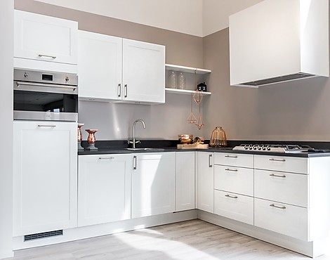 IP4250 WIT MAT KADER / 1 - Witte hoekkeuken met Smeg apparatuur