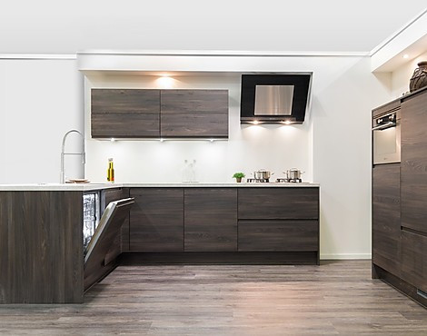 IMPULS 550 32 - Ruime hoekkeuken in houtdecor met Bauknecht apparatuur