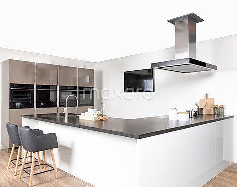 Wit/mokka hoek- eilandkeuken met greeploze kastenwand - Sedum