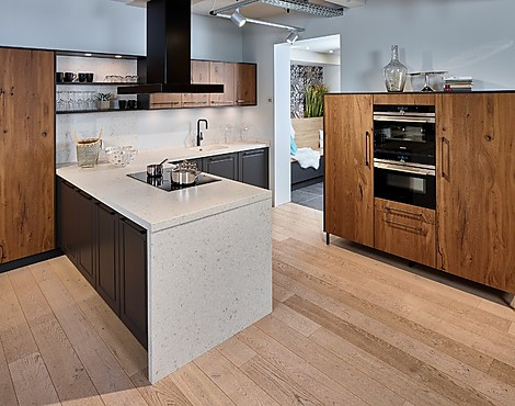Charmante keuken in grafietzwarte fluweellak en oud-eiken - XL 4795 + 7701 (Koje 15 KH)