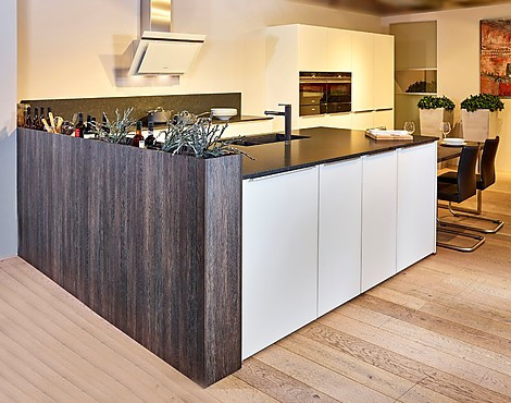 Royale keuken in kristalwit met granieten werkblad - Contur GLM matglas (Koje 40 KH)