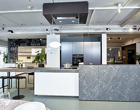 Italiaanse designkeuken met bijzondere details - Genius Loci /Artematica/Forma Mentis in ijswit mat en Angel Skin Metal donker (Koje 5 KH)