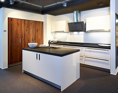 Keuken met spoeleiland en balkeneiken kastenwand - next125 NX501 + F805 Magnolia hoogglans (Koje 34 KL)