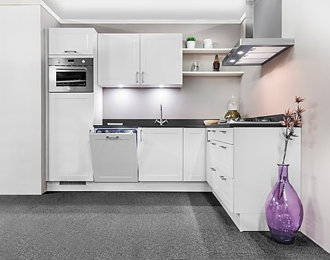IP4250 Wit - Moderne hoekkeuken met Smeg apparatuur