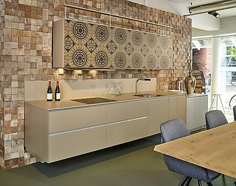 Bijzondere designkeuken in warm grijs was-effect - Valcucine Riciclantica (Koje 05 KH)