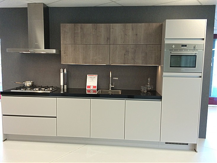 Nobilia-showroomkeuken Modern keukenblok in zandkleur met houtdecor Poggenpohl Keuken Aanbieding : Nobilia-showroomkeuken Modern keukenblok in zandkleur met houtdecor