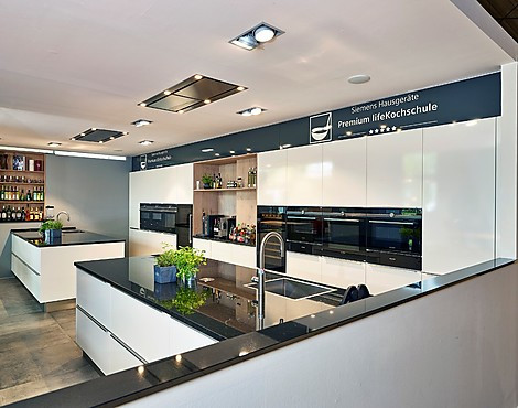 Grote functionerende keuken, Siemens kookschool - Contur PPL briljantwit (Koje 31A)