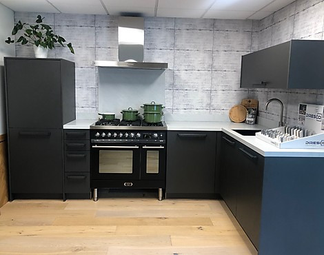 Grijze keuken met werkblad van keramiek - Delta Schiefer Schwarz