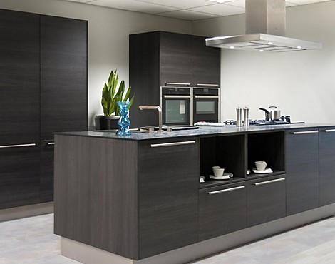 Eiland Black Wood - Donkerhouten eilandkeuken met NEFF-apparatuur