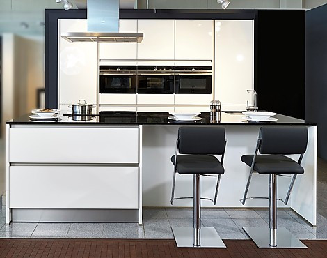 Moderne eilandkeuken in briljantwitte hoogglanslak - Contur Fino (Koje 117 KL)