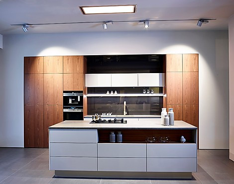 Stijlvolle keuken iin flanelgrijs en notenhout - Pure, S2-LM, SE4004N (koje 50 KL)