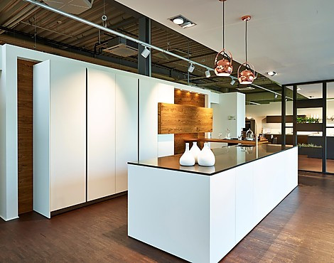 Bijzondere designkeuken van Bax met groot eiland en zitgelegenheid - Bax Slim Line in matwit Fenix en Spliteiken (Koje 1 KL)