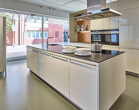Mooie eilandkeuken in beige-grijze hoogglanslak (Koje 3 KH) - BAX Studio Slim (Koje 3, KH)