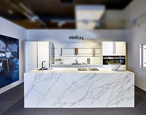 Bijzondere designkeuken met massief ogend kookeiland - next125 NX501 (Koje 37 KL)