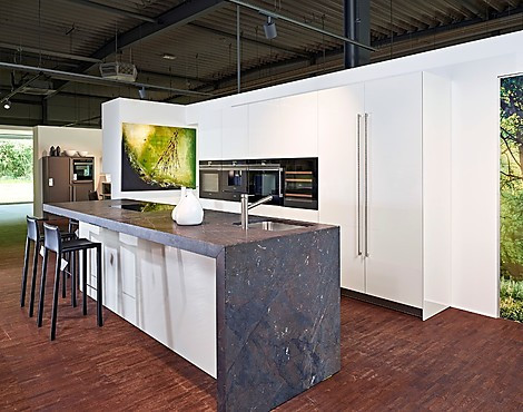 Witte design eilandkeuken met bijzonder granieten werkblad - Bax Slimline hoogglans wit (Koje 5 KL)