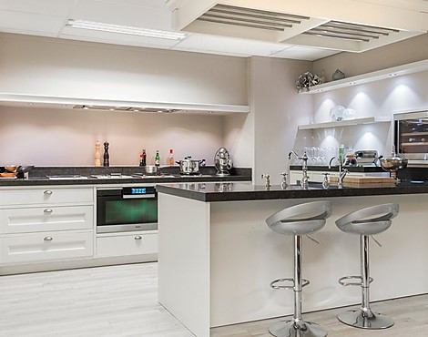 Creme U-keuken - Ruime, landelijke U-keuken met Miele-apparatuur