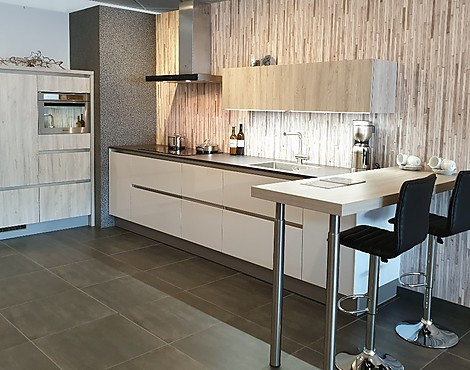 Rechte keuken met bar en kastenwand - Hooglans wit met Licht eiken