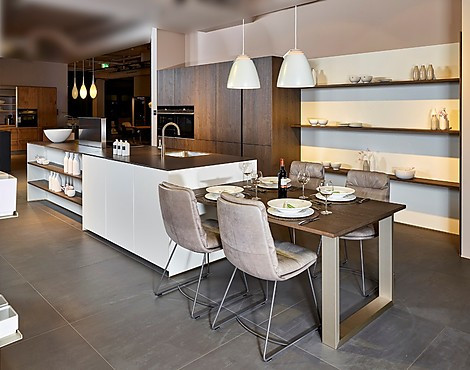 Prachtige design eilandkeuken in Notenhout en witte satijnlak - next125 NX500 / NX620 (Koje 213 KL)