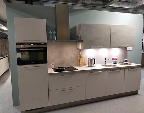 Praktische keuken in lichtgrijs en betonstructuur - Laser 615 en Riva 371