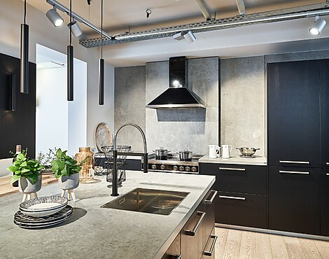 Stoere industriële keuken met spoeleiland en zitgelegenheid - Sherwood in zwart eiken met Dekton werkblad (Koje 11 KH)