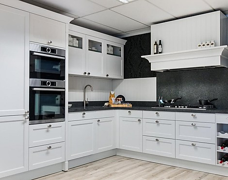 Authentieke Witte Keuken - Landelijke hoekkeuken met Bosch-apparatuur