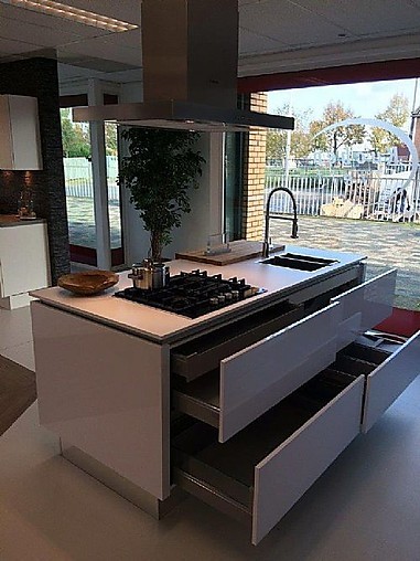 Nobilia showroomkeuken moderne witte hoogglans keuken met ...