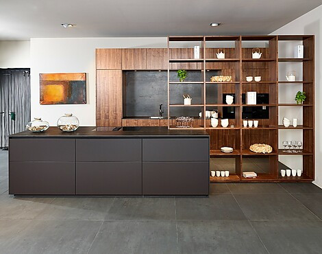 Royale designkeuken met opvallende open kast - NX240 + NX620 in notenhout en Fenix moccabruin (Koje 223 KL)