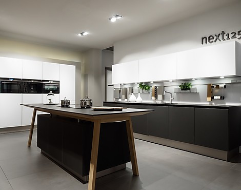 Prachtige designkeuken met kooktafel en glazen fronten - next125 NX902 in lavazwart en kristalwit (Koje 203 KL)