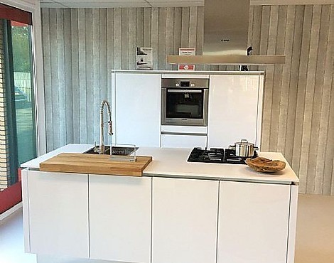 Showroomkeukenbeurs: keuken met hoogglans fronten in de uitverkoop
