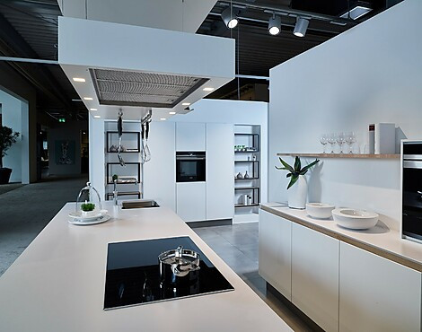 Eilandkeuken met sneeuwwitte fronten in Smartglas en Microstructuurlak - FLAIR-S 40046 en XL 4011-4036 (Koje 9 KL)