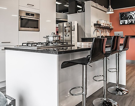 PACO Hoogglans wit 1 - Witte eilandkeuken met Whirlpool apparatuur