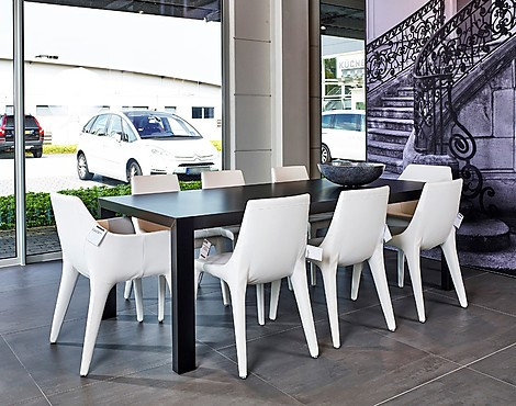 Zwarte KFF Tafel Axida met 8 witte Bonaldo stoelen Pip Toe - Tafel met 8 stoelen