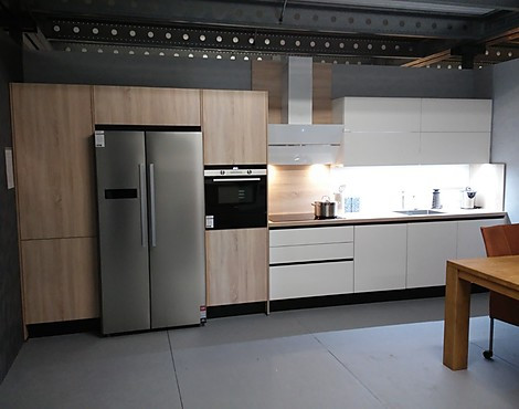 Rechte keuken 487cm op te delen in 270 en 217cm - Line-N Flash hoogglans wit gecombineert met Speed eiken Virginia