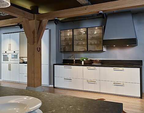 Witte eiken keuken in landelijke stijl met goudkleurige details - UNIKAT by Ekelhoff - handgemaakte keuken in wit gelakt eiken met vitrine-bovenkasten (Koje 52 KH)