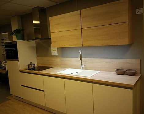 Hoogglans keuken semi-greeploos - Focus magnolia HG met Riva eikendecor
