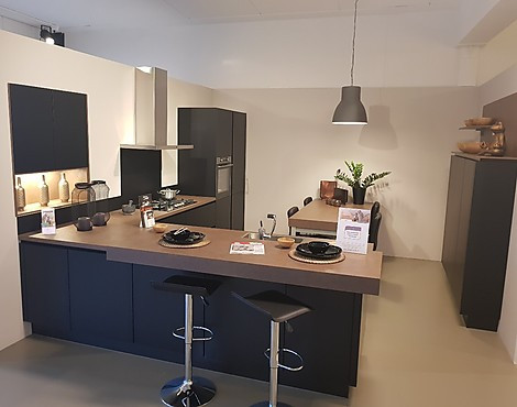 Nobilia Touch matzwart greeploze keuken met Atag apparatuur - Kooi 17 Nobilia Touch matzwart